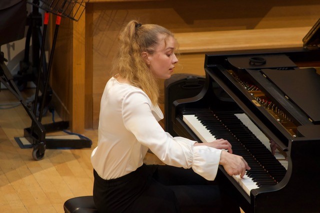 Elisabeth at the piano during the concert.